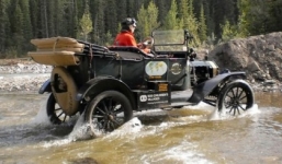 Hành trình vòng quanh thế giới trên chiếc Ford Model T 100 tuổi