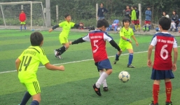 Náo nhiệt tại 'V-League nhí' diễn ra bên bờ sông Hồng
