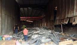 Giàn giáo nặng hàng tấn đổ sập, 2 người tử vong