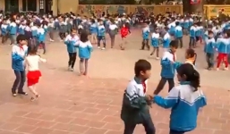 Dân mạng thích thú với clip học sinh khiêu vũ trong sân trường