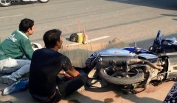 Tai nạn thương tâm, con trai ôm thi thể cha khóc ngất giữa đường