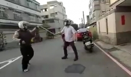 Cái kết của thanh niên gây sự nhầm lái xe có võ