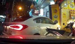 Video: Đạp nhầm chân ga, ôtô lao thẳng vào cửa hàng bánh ngọt