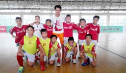 Đội bóng tí hon đánh bại các cựu tuyển thủ nữ Việt Nam 
