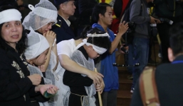 Vợ Trần Lập khóc nghẹn, nắm chặt tay con trong phút cuối tiễn đưa chồng