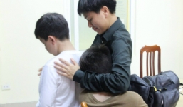 Công an giúp cặp vợ chồng ngoại quốc tìm lại 2 con trai bỏ nhà đi