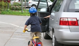 Nam sinh tử vong sau khi va vào cánh cửa xe tải