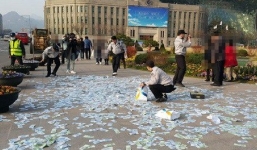 Người phụ nữ vứt 400 triệu ra đường và cách sống của người Hàn Quốc