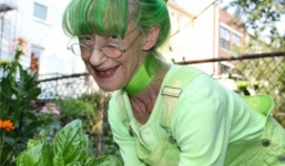 Video: Cụ bà kỳ lạ 'xanh từ đầu đến chân'