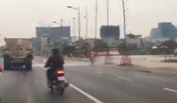 Hà Nội: Người đi đường được 'tắm miễn phí' nhờ xe phun nước rửa đường