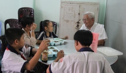 Quán cơm trưa từ thiện đầy tình người giữa tp. Hồ Chí Minh