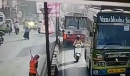 Xe bus gây tai nạn, nhân viên vệ sinh đường phố tử vong