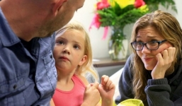 Video: Khoảnh khắc bé gái 5 tuổi cứu sống mẹ khỏi chết đuối