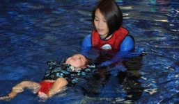Tập bơi cho trẻ sơ sinh