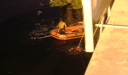 Cứu đôi nam nữ nhảy cầu tự tử, nam thanh niên bị mất xe máy