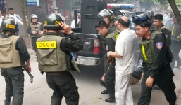 Trinh sát rượt đuổi trộm trên mái nhà như phim hành động