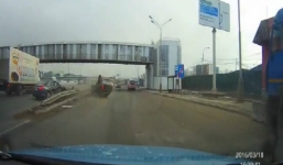 Khuất tầm nhìn, hai xe chuyển làn đâm nát dải phân cách