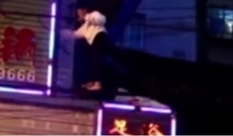 Người phụ nữ vô tư nhảy múa trên dây điện giữa phố