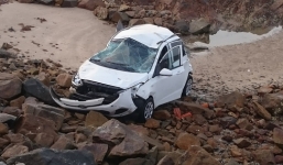 Taxi chạy tốc độ cao bay qua bờ kè, lao thẳng xuống biển Vũng Tàu