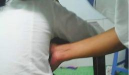 Thầy giáo bị tố luồn tay qua nách chỉ bài cho nữ sinh