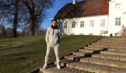 Tuấn Hưng dùng củi làm mic hát hit 'Nắm lấy tay anh'