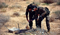 Video: Binh sĩ Syria tháo gỡ bẫy mìn của IS trên sa mạc Palmyra