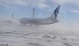 Video: Kinh ngạc cảnh Boeing 737 bị gió thổi trượt 180 độ