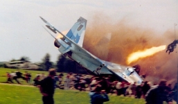 Video: Tiêm kích Su-27 lao xuống đám đông, 85 người thiệt mạng