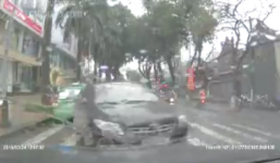 Altis 'drift' gần 360 độ trước Vincom Bà Triệu, may mắn không ai bị nạn