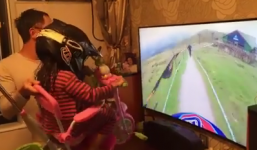 Chơi trò thực tế ảo theo cách của 'ông bố đỉnh nhất năm'