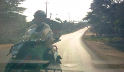 Exciter vượt ẩu đâm vỡ đầu ô tô khi qua khúc cua ngược sáng