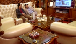 Hà Nội: Bàn ghế gỗ 300 triệu chỉ dành cho đại gia