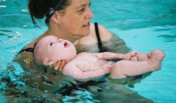 Cách giúp trẻ sơ sinh tập bơi dễ dàng