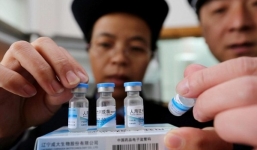 Chấn động vụ hàng triệu trẻ em bị tiêm vắc-xin hết hạn