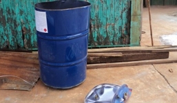 Cưa thùng phuy xăng, một người đàn ông gãy chân