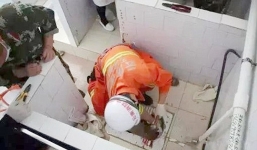 3 giờ nghẹt thở giải cứu bé sơ sinh kẹt trong bồn cầu