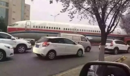 Trung Quốc: Máy bay án ngữ giữa phố, giao thông tê liệt