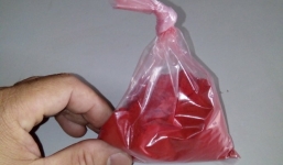 Nhuộm đỏ tạ ruốc chỉ với 20.000 đồng hóa chất