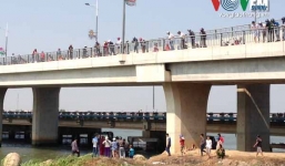 Phát hiện thi thể nam giới nghi là nạn nhân vụ sập cầu Ghềnh