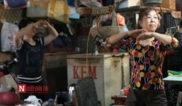 Video: Bà bán thịt cầm dao phay nghe 'hiệu lệnh' bỗng nhảy tưng bừng