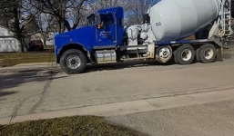 Bé trai 11 tuổi lấy cắp xe tải gây náo loạn