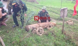 Video: Quả bom 'khủng' nguyên kíp nổ đã được bốc dỡ