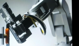 Ngạc nhiên với robot 'tháo banh' iPhone chỉ trong 11 giây