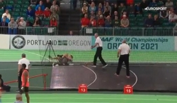 Nữ VĐV đẩy tạ suýt khiến phóng viên ảnh nhập viện