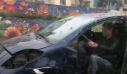 Ô tô mất cửa, không đèn vẫn bon bon trên phố Hà Nội