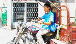 Chia sẻ bất ngờ của người mất xe máy khi lao xuống sông cứu người