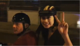 Đạo diễn 'Kong: Skull Island' thích thú đèo Ngô Thanh Vân bằng xe máy ở Sài Gòn