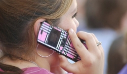 Dừng xe nghe điện thoại, bị cướp gần 600 triệu đồng