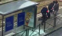 Lại nổ ở Brussels, cảnh sát giành giật con tin với nghi phạm mang bom