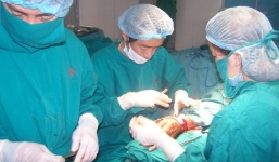 Thanh niên bị chém đứt lìa tay đã được nối thành công